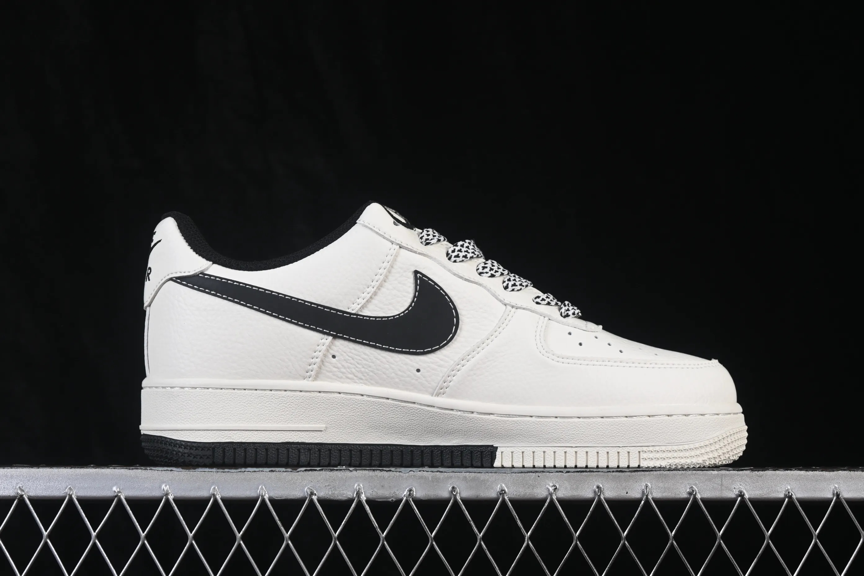 All categories Nk Air Force 1 Air Force series Nk Air Force 1 Low Air Force low-top Nike Air Force 1'07 Low black and white contrast Air Force 1 low-top casual sneakers MM3399-817